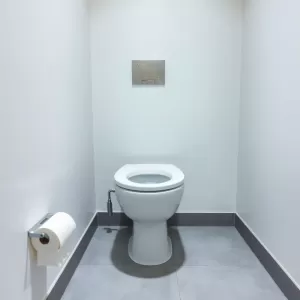 Sprzątanie toalety w pracy